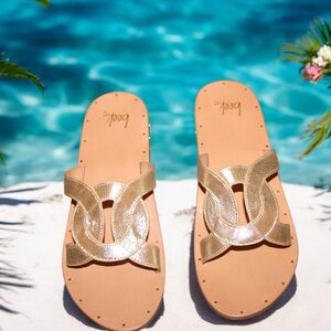 Beek Platinum/Beach Batis Slides - NWT